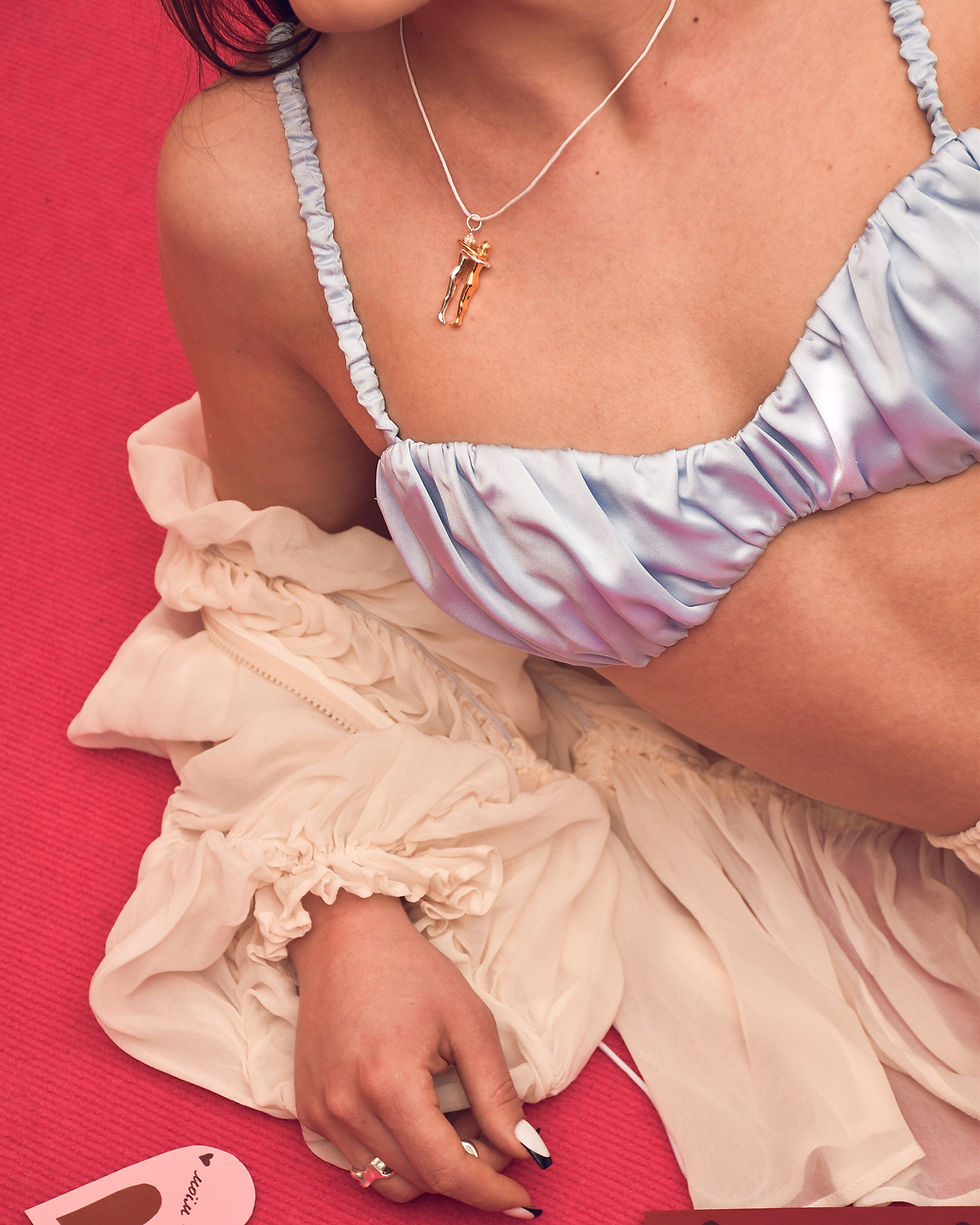 Thumbnail: to hug girls