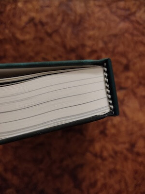 So sieht die Fadenheftung beim Hardcover aus