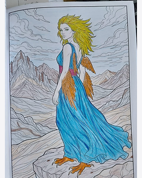 Ein fertig ausgemaltes Motiv einer Fantasy-Frau mit Flügeln in einem fließenden blauen Kleid.