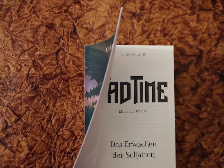 Fantasyroman Tad Time »Das Erwachen der Schatten" als Taschenbuch mit aufgeschlagenem dünnem Buchdeckel