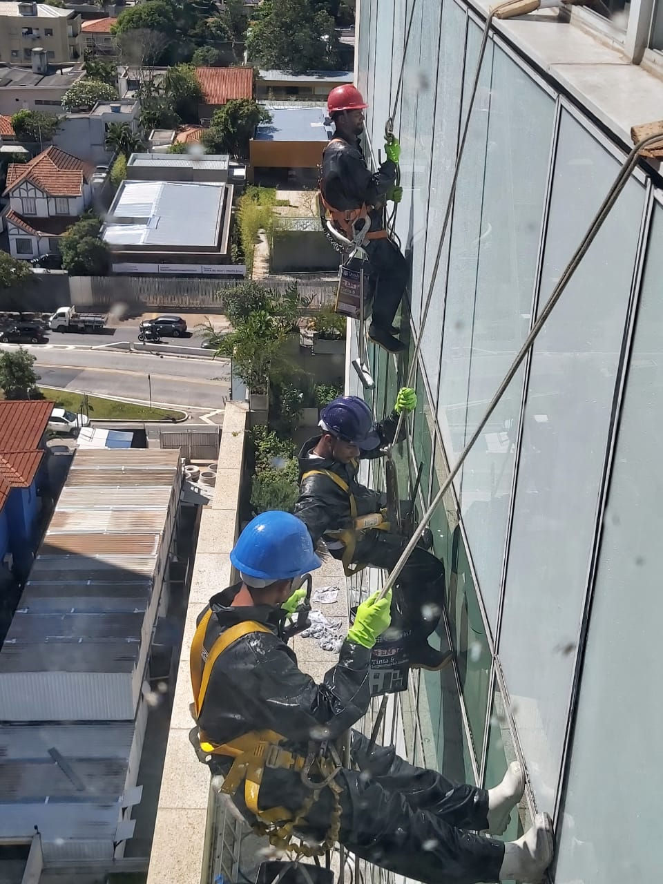 Hidrojateamento de fachada de vidro