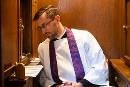 Al otro lado del confesionario: el sacerdote, testigo de primera fila de la misericordia en acción