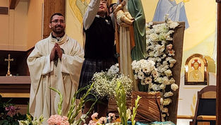 Estudiantes honran a María en el mes de mayo coronándola durante Misa