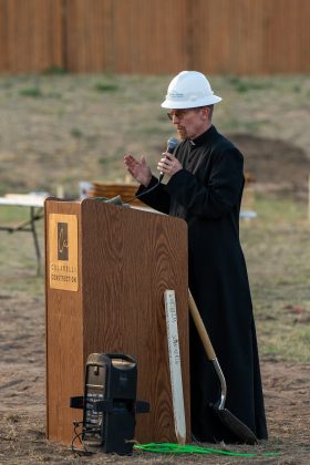 El padre Jason Wunsch reza durante una ceremonia de inauguración para la nueva iglesia de la parroqu