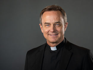 La Universidad Regis da la bienvenida a su nuevo presidente interino, el padre D. Scott Hendrickson, S.J.