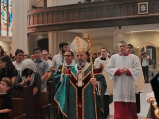 FOTOS: Casi 5,000 personas desafían el calor en la mayor procesión eucarística de la historia de Denver
