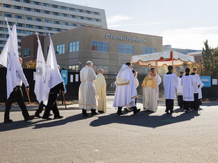 ESTÁS INVITADO: Únete al arzobispo Samuel para la Procesión Eucarística en Planned Parenthood