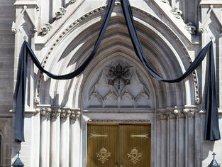 FOTOS | El arzobispo Samuel Aquila y fieles de Colorado se reúnen para honrar al papa Francisco en el día de su fallecimiento