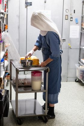 Desde la cocina de la casa de retiros hasta la propiedad en general, las hermanas oran fiel y humild