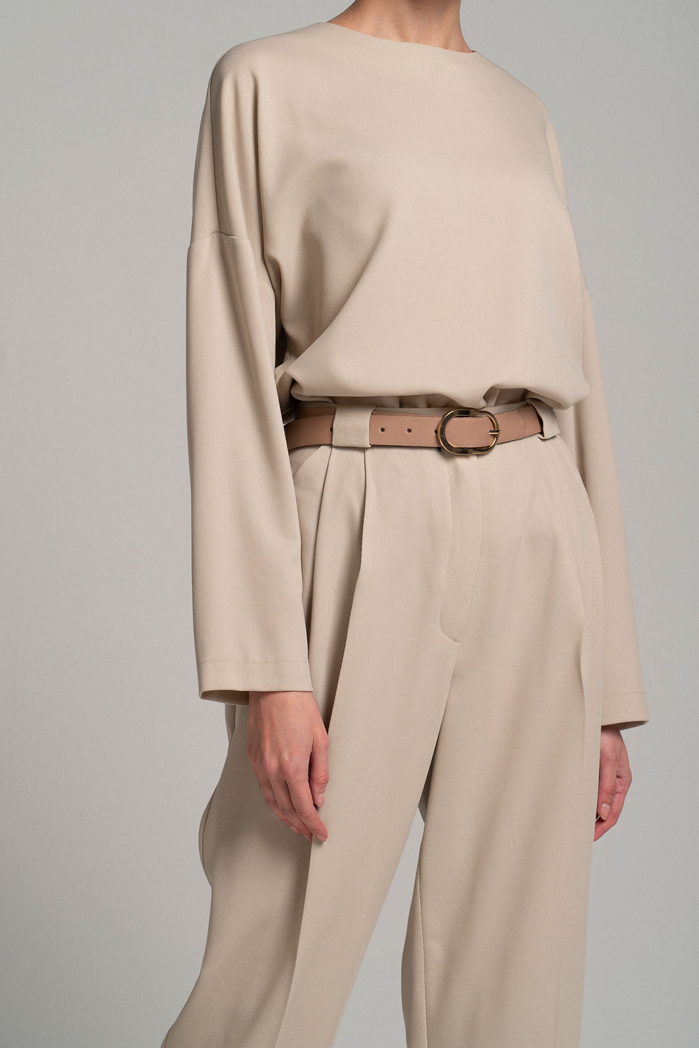 Thumbnail: Костюм из шерсти: брюки-бананы + блуза свободного кроя