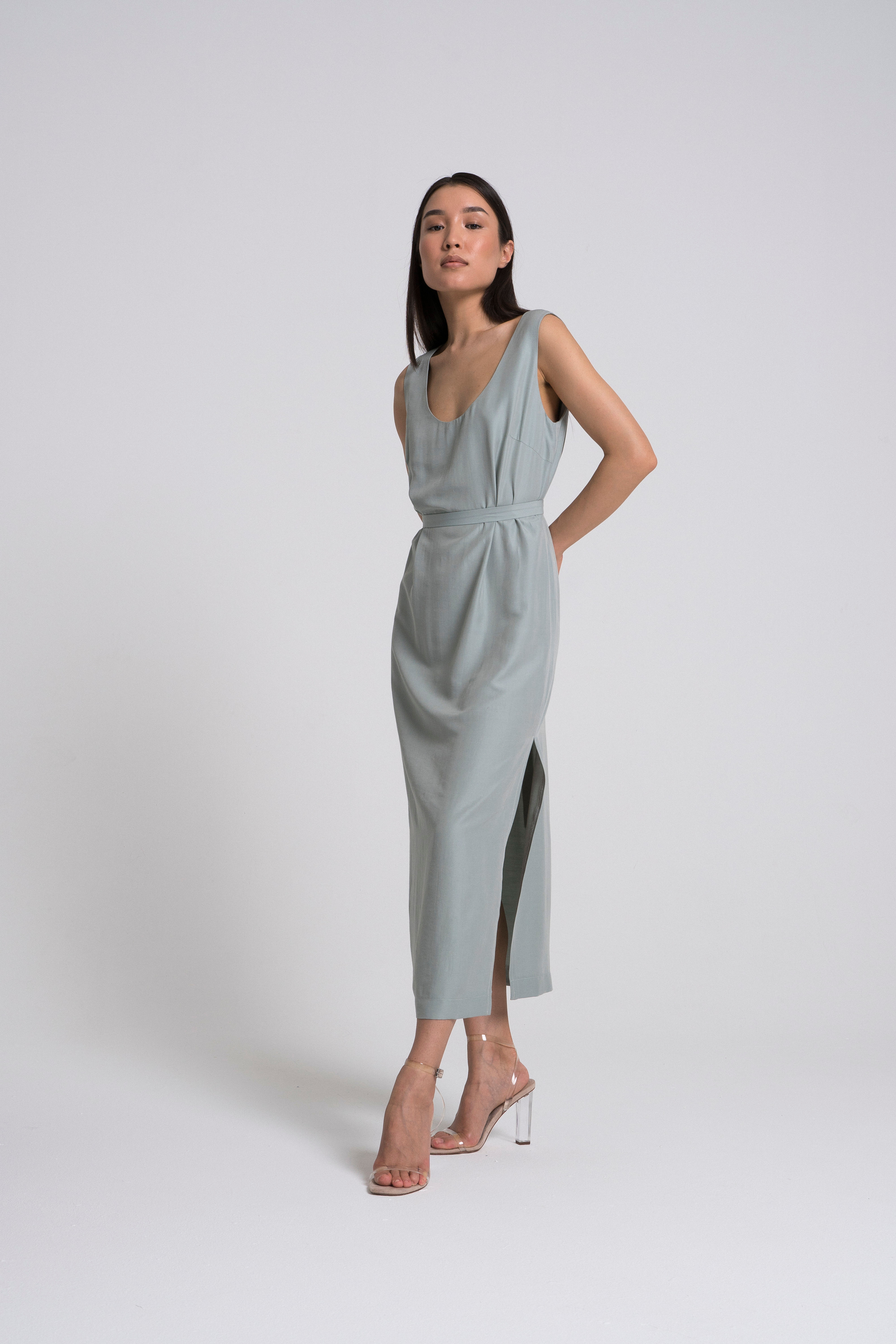 Платье свободного силуэта с овальным декольте