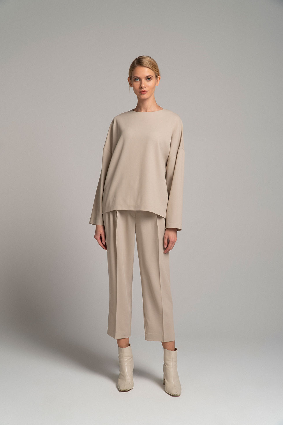 Thumbnail: Костюм из шерсти: брюки-бананы + блуза свободного кроя