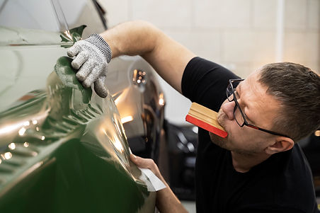 technique pose adhesif voiture