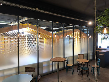 Décoration-de-bureaux-Découpe-de-vinyle-dépoli