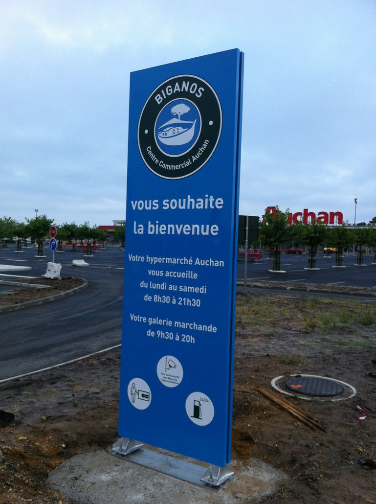 Totem aluminium Bordeaux – signalétique professionnelle Bordeaux Visuel Impact