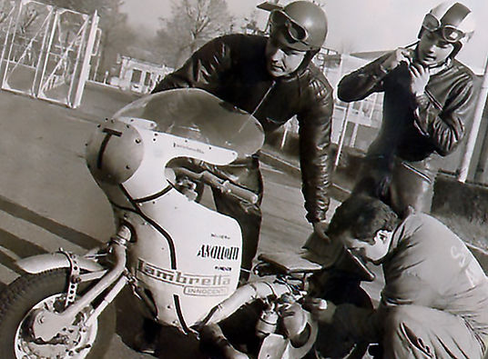 Alberto e la scuderia Ancillotti mentre preparano la Lambretta Innocenti 250 cc elaborata per i record del mondo di velocità di Elvington 66 e Monza 65