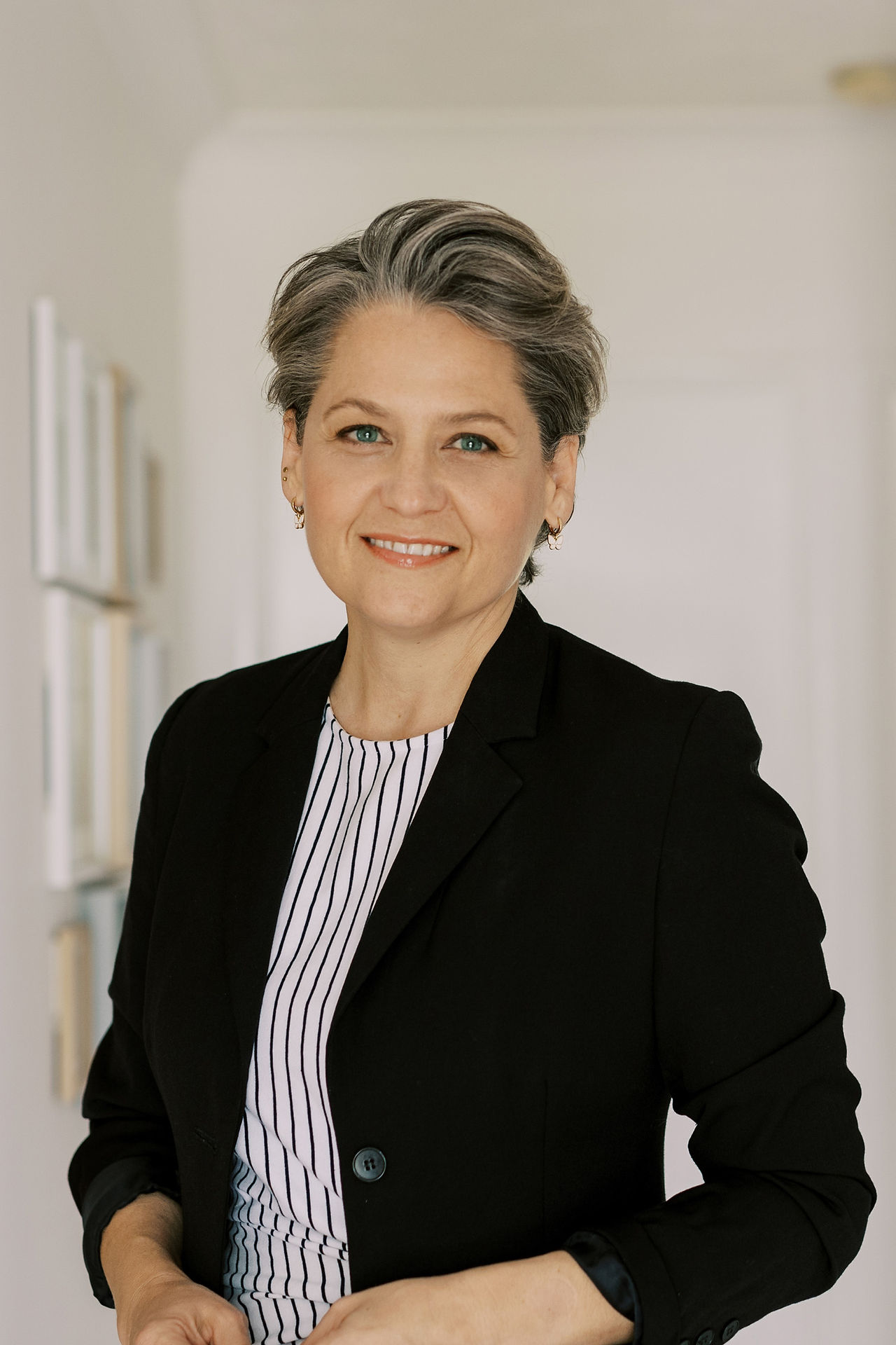 Headshot posing tips for women in business