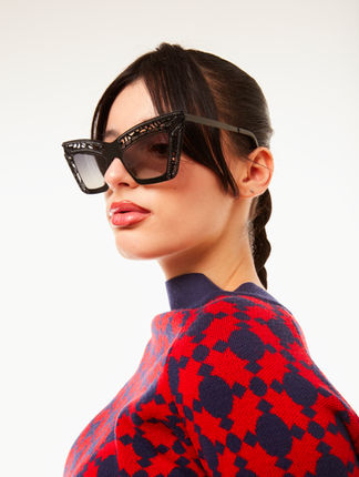 Shooting mode Paris, en studio photo et en extérieur, pour créer des images adaptées aux marques, agences et designers.