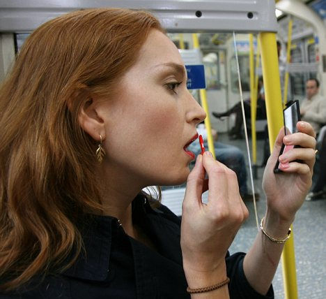 London Tube Make-Up: Do's & Don'ts of on the go make-up application-Read More from Rimmel London