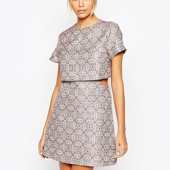 How to Guide For: Wearing Brocade