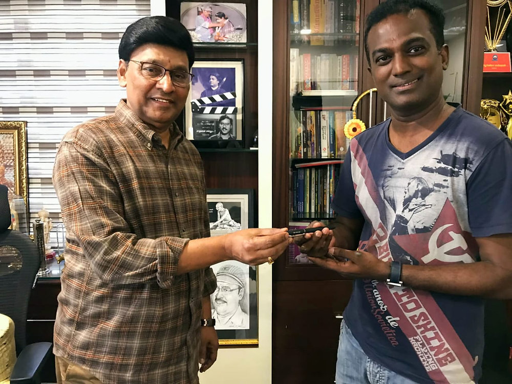 'பீப்' பட இயக்குநருக்கு பேனா பரிசளித்த திரைப்பட ஜாம்பவான் கே.பாக்யராஜ் ; அப்படி என்ன கதை ?