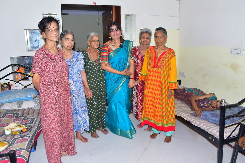 முதியோரிடம் நடிகை சோனா தனது பிறந்தநாளில் ஆசி பெற்றார்