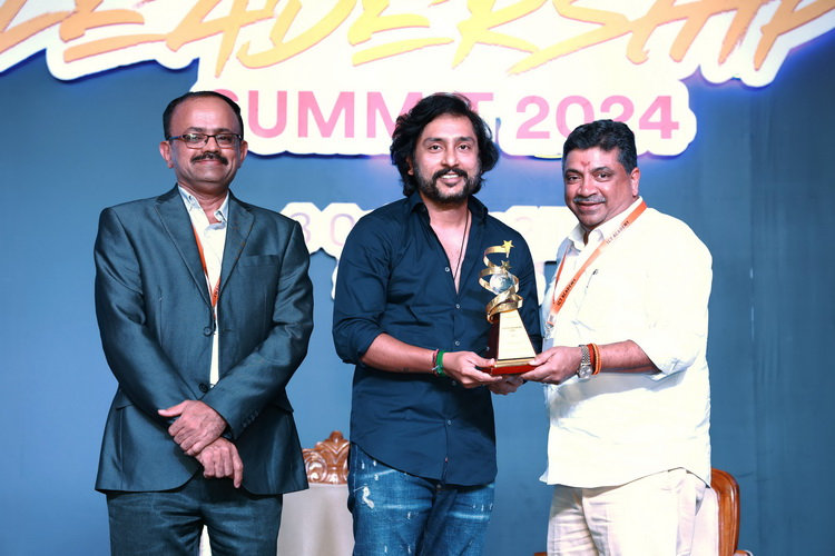 நடிகர் - இயக்குநர் ஆர்ஜே பாலாஜிக்கு 'யூத் ஐகான் விருது' வழங்கி கெளரவிக்கப்பட்டது!