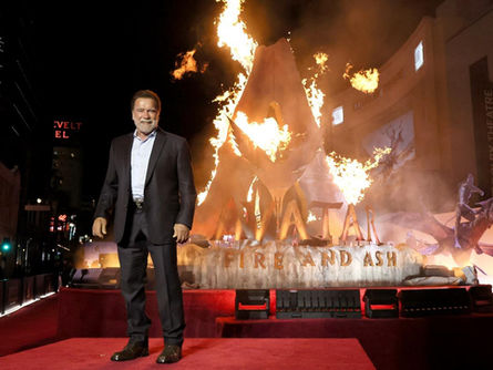 'அவதார்: ஃபயர் அண்ட் ஆஷ்' பிரீமியரில் ஜேம்ஸ் கேமரூனுடன் மீண்டும் இணைந்த நடிகர் அர்னால்ட் ஸ்வார்ஸ்னேக்கர்