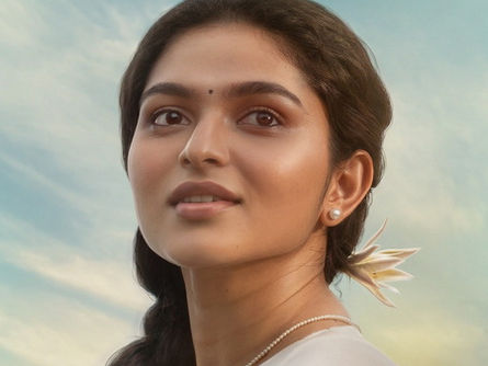 'பள்ளிச்சட்டம்பி' திரைப்படத்தில் கயாடு லோஹரின் விண்டேஜ்  தோற்றம் வெளியானது