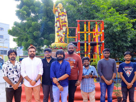 கேப்டன் விஜயகாந்த் பிறந்தநாளை முன்னிட்டு அவரது நினைவிடத்தில் 'அக்யூஸ்ட்' படக்குழு மரியாதை செலுத்தினர்