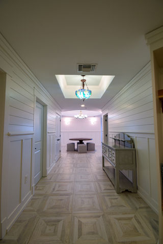 Walls with shiplap wainscoting and tray ceiling