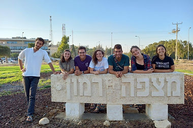 Copy of _תמונה מ-חגי לייבושורקומונה ליד השלט (1)