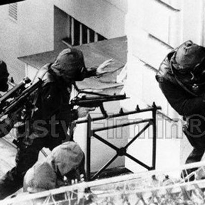 Rusty Firmin centre known as the man with no gloves. SAS Blue Team leader of the assault to rescue the hostages 5 May 1980 Iranian Embassy Siege.