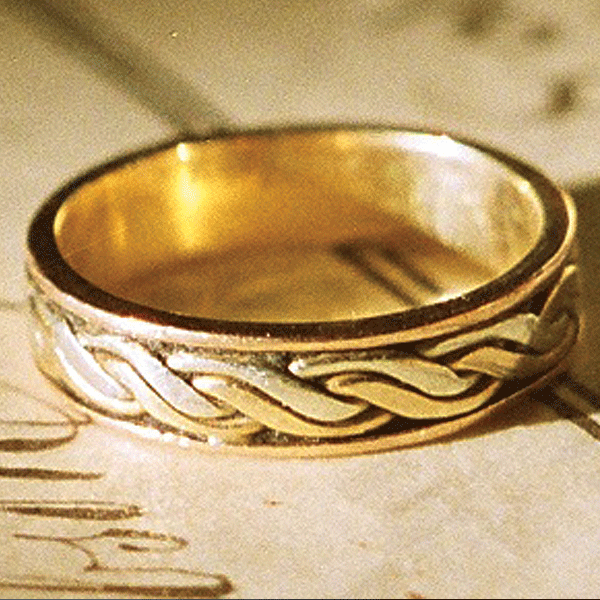 Gold ring with twist motif