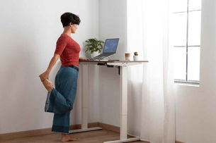 Bureau assis-debout d'occasion : quels types, quelles marques et quels points vérifier ?