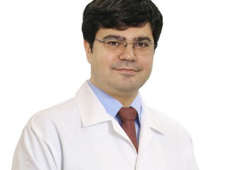 Dr. André Motta comemora sucesso de neurocirurgia para Espasmo Hemifacial realizada no HB
