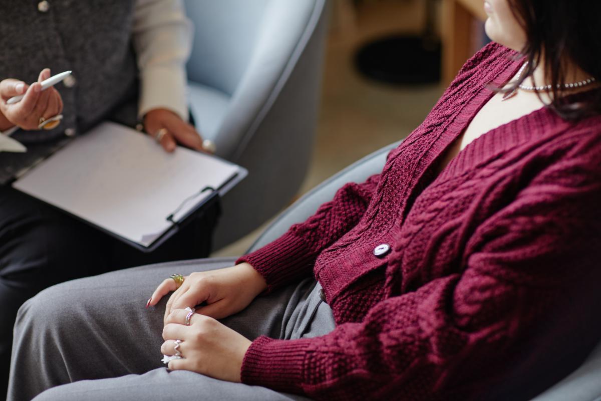 woman-attending-counseling-session-with-therapist-2026-01-09-11-57-16-utc.jpg