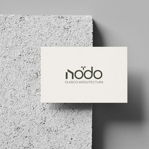 Tarjeta blanca con logotipo de Nodo Olasco Arquitectura sobre base de concreto gris.