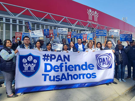 Integrantes de Acción Nacional PAN En Hidalgo protestan a las afueras del Infonavit en Hidalgo