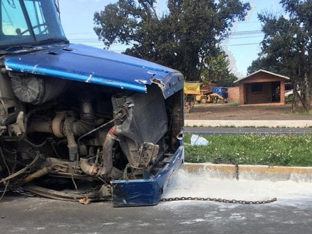 VEHÍCULO PESADO SE QUEDA SIN FRENOS EN LA BAJADA DE LA MUERTE DE SAN JOSÉ TULANCINGO DEJA TRES PERSO