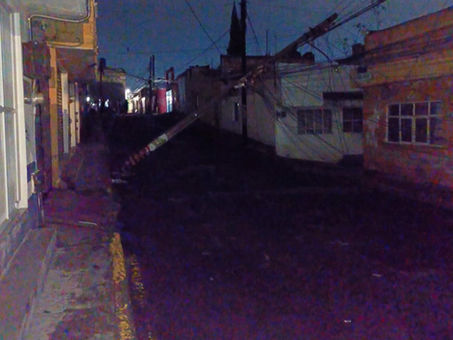 Se quedan sin luz por la caída de un poste de luz en la calle Sostenes Rocha