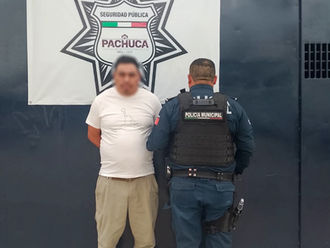 Policía de Pachuca detiene a hombre durante compraventa de vehículo