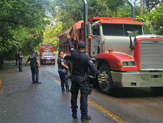 Tras deslaves, policía estatal libera carretera de Tlanchinol