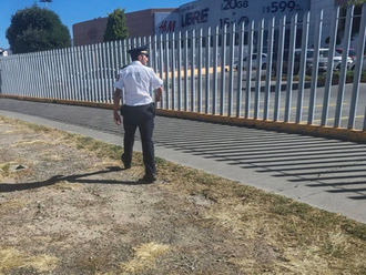 Un reconocimiento al Policía de la Bancaria hace entrega de una cartera que se encontró