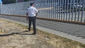 Un reconocimiento al Policía de la Bancaria hace entrega de una cartera que se encontró