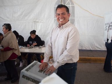 Jorge Hernández Araus candidato de Morena y Nueva Alianza acude a emitir su voto en la casilla 0260