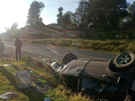 #Entérate 🚨 Un auto particular volcó sobre la carretera federal México - Tuxpan