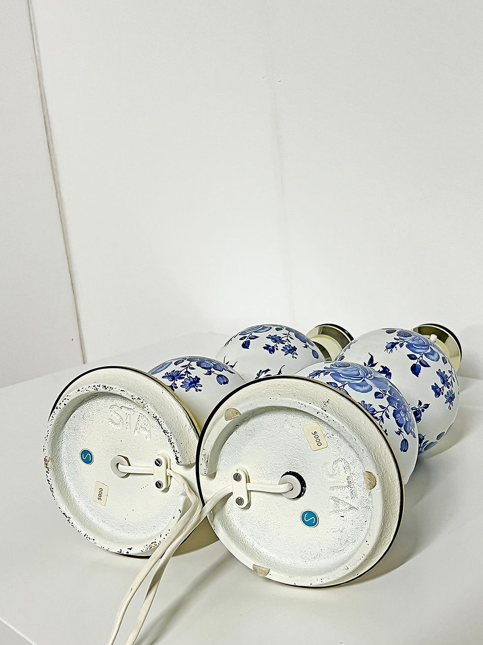 Miniatyrbild: Scandinavian Modern Table Lamps with Floral Pattern, Tranås Stilarmatur ca 1960s