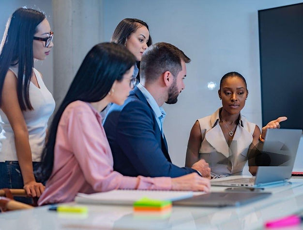 Réunion stratégique entre experts IT et dirigeants d’entreprise.