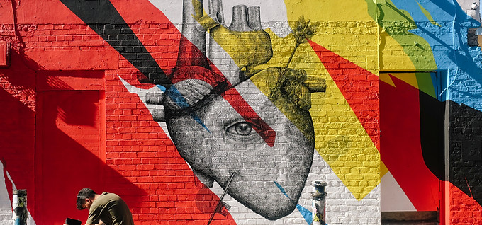 Bunte Graffiti-Backsteinmauer